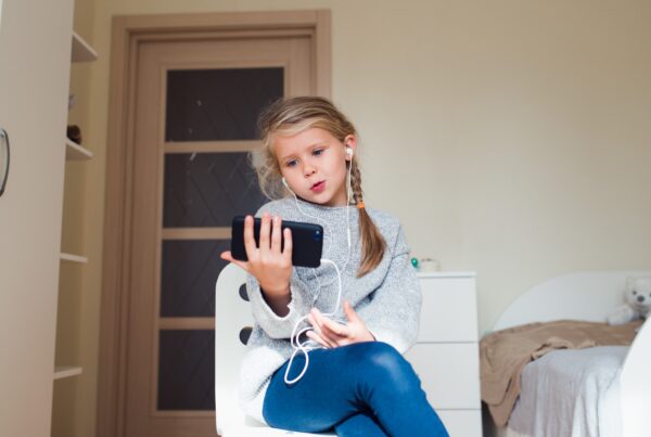 Imatge de Kid In Headphones Lokking At Screen Mobile Phone 2023 11 27 05 06 01 Utc